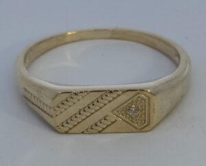 9CT YG MENS RING WITH LAB DIAMOND
